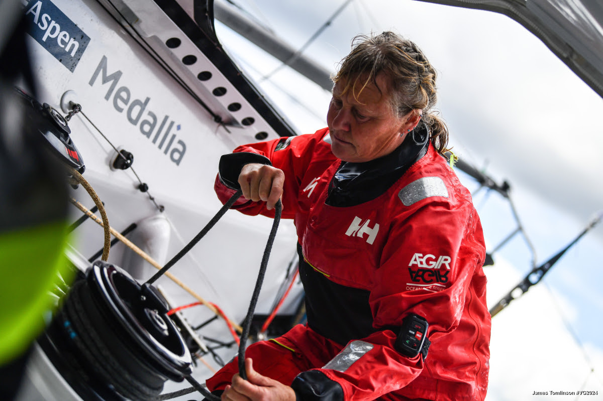Snapped mast ends Pip Hare's round-the-world race